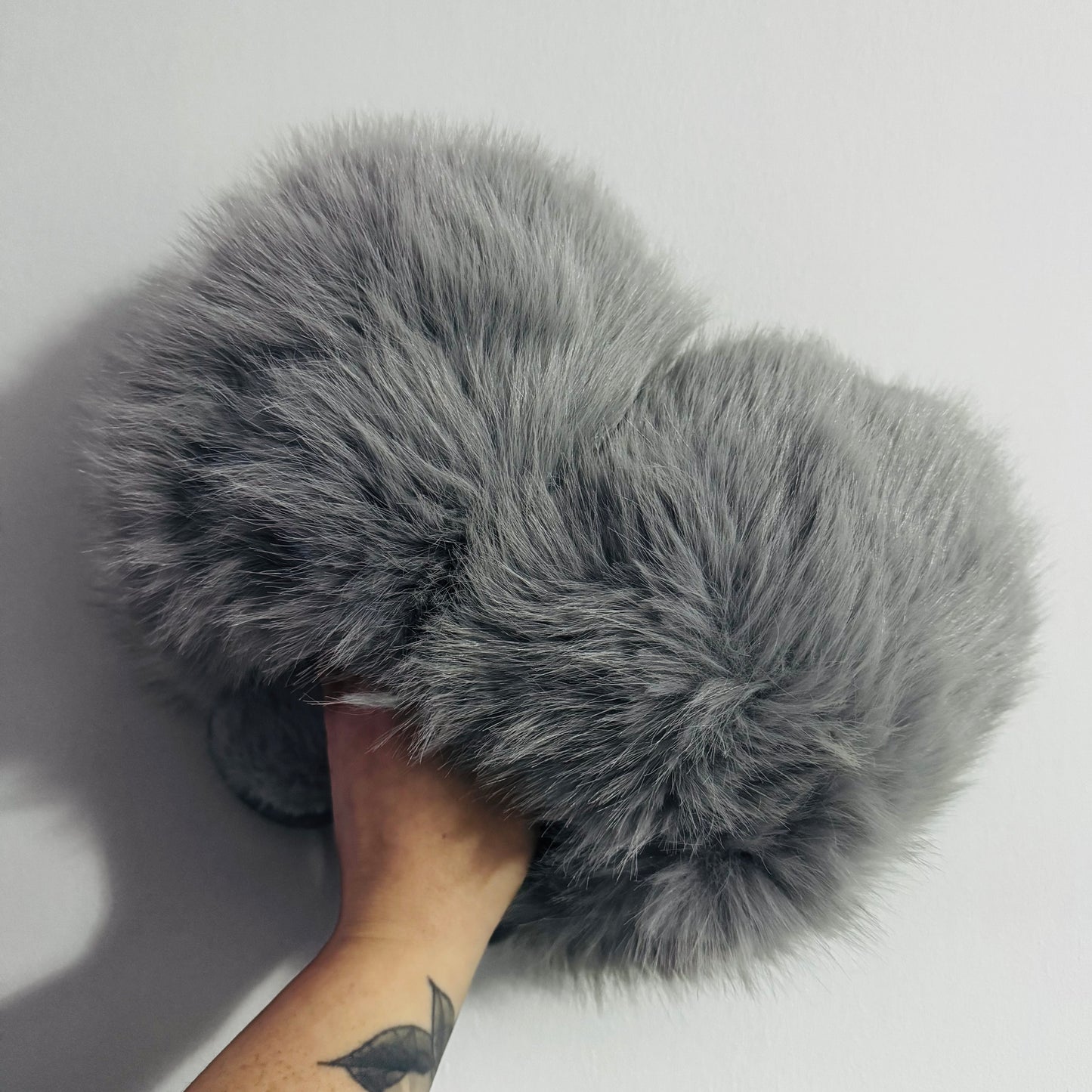 Willow - Women’s Extreme Fluffy Faux Fur slippers. Soft Comfort Stylish Slide viral Footwear