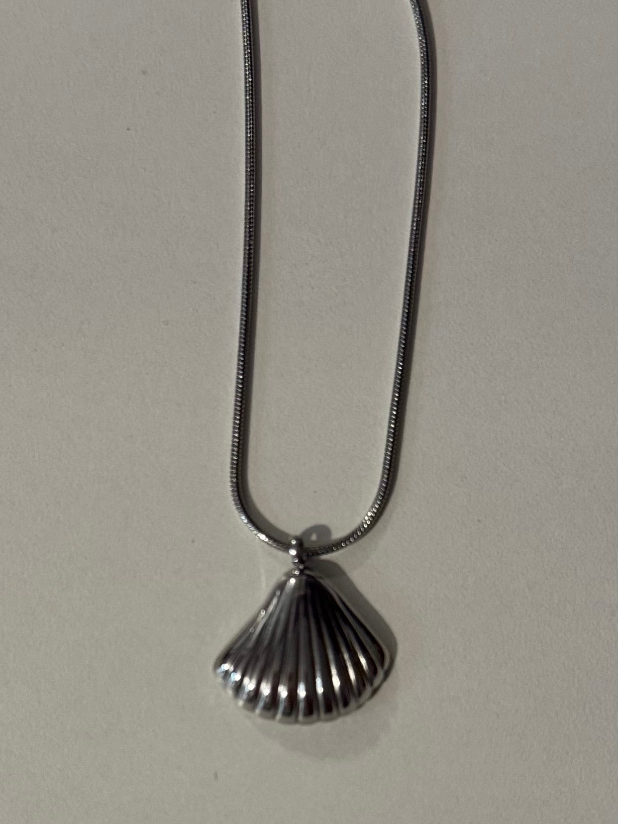 🐚 Stainless Steel Seashell Pendant Necklace